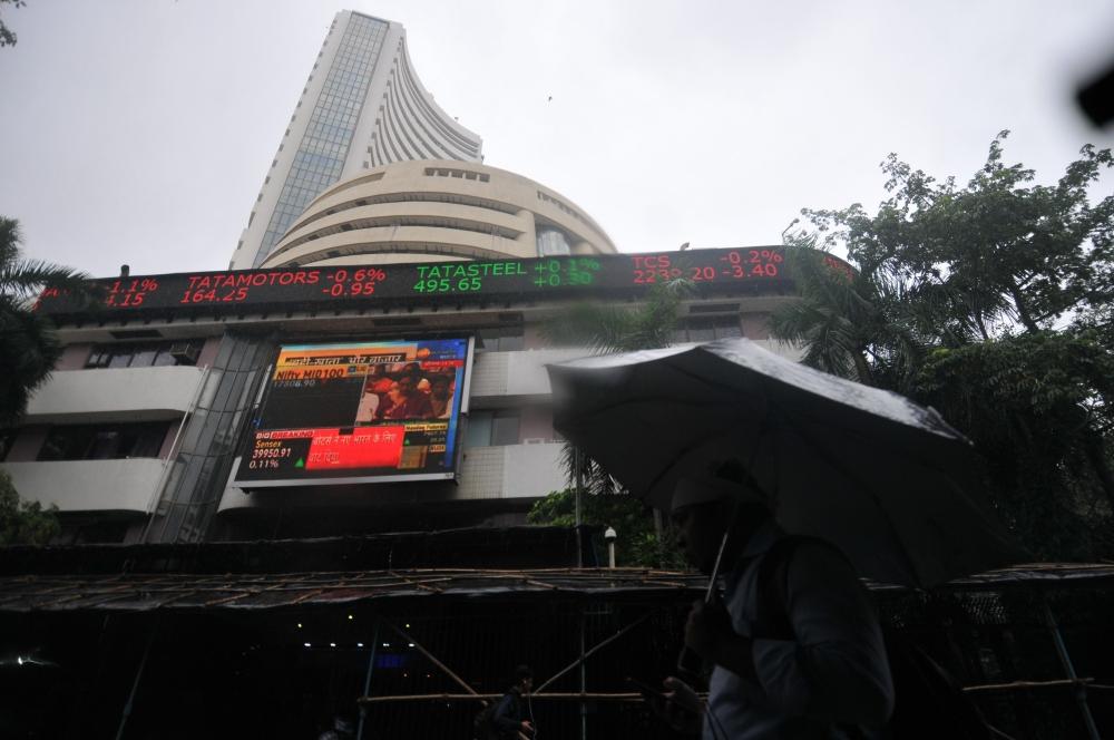 The Weekend Leader - Sensex falls over 1,400 pts on new Covid strain, 7 lakh cr market cap lost